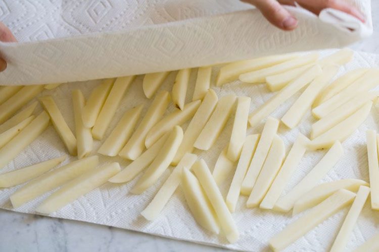 Пошаговый рецепт. Показываем как пожарить фри хрустящим и не масляным