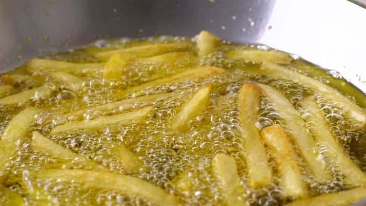 Пошаговый рецепт. Показываем как пожарить фри хрустящим и не масляным