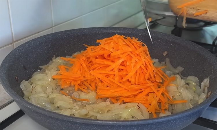 Секрет в особой подливе: она добавляет сок и усиливает вкус. Хек и минтай готовить нужно только так
