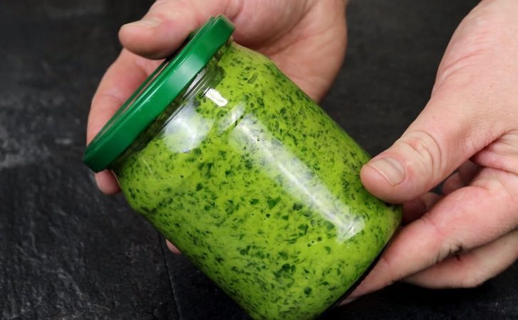 Универсальная зелень и летом, и на зиму. Паста «соус на здоровье»