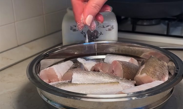 Секрет в особой подливе: она добавляет сок и усиливает вкус. Хек и минтай готовить нужно только так