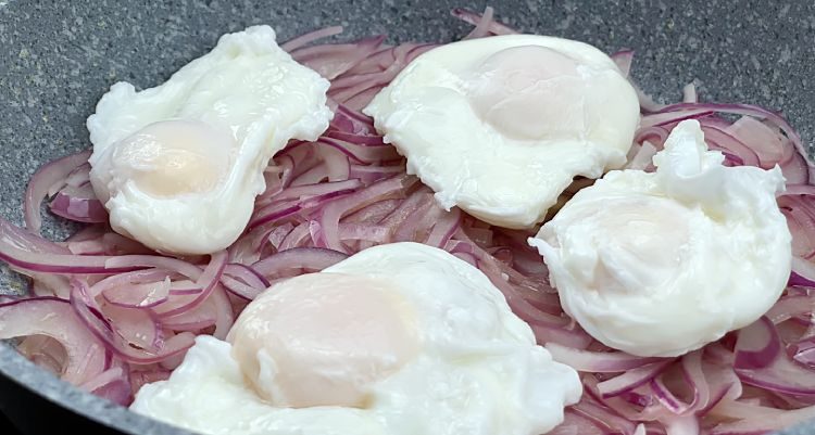 От горечи не остается и следа, а вкус такой что все просят повторить. Жарим яйца поверх лука