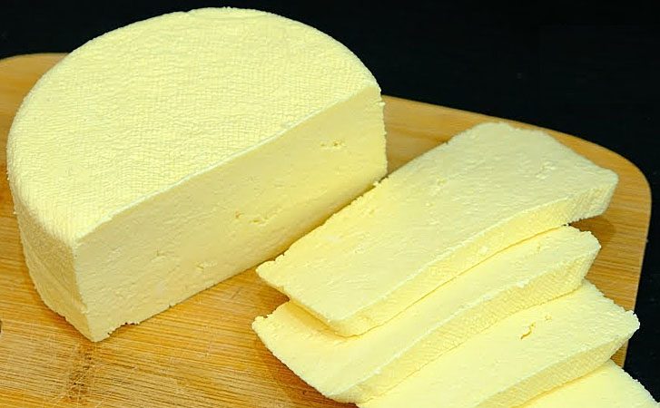 Нужны сметана, молоко и яйца. Домашний сыр за 10 минут