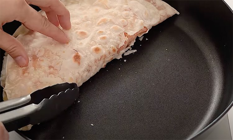 Делать проще, чем испечь блин. Ленивая закрытая пицца по-японски