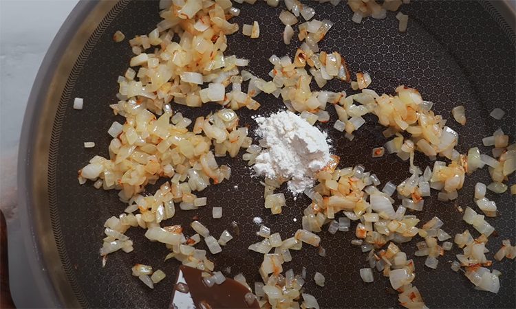 Вместо жарки, томим картофель с луковыми шкварками и сметане. Нереально вкусно