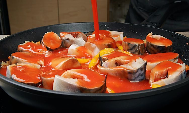 Получается вкуснее красной рыбы. Тушим скумбрию в томатном соусе