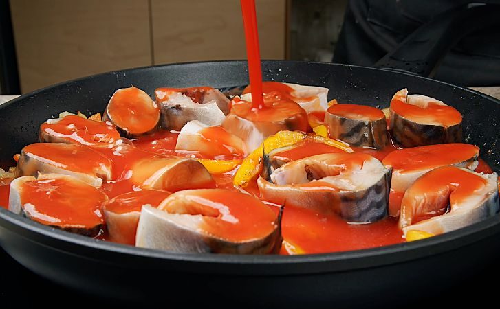 Получается вкуснее красной рыбы. Тушим скумбрию в томатном соусе