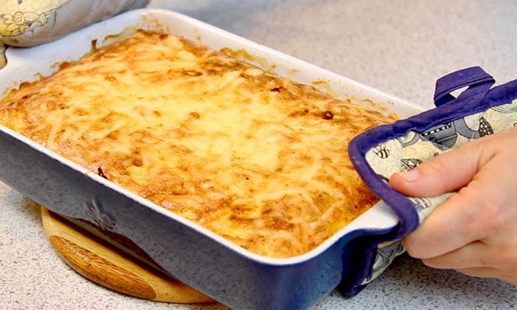 Основа запеканки готова. Взяли замороженную курицу и без разморозки натерли на терке