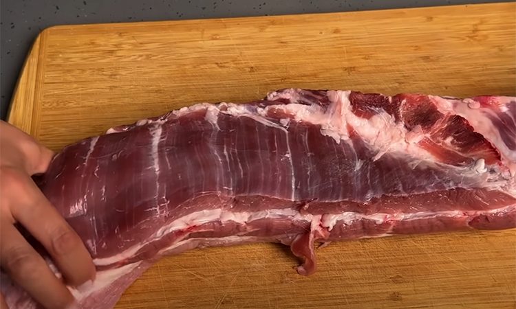 Показываем тонкости маринада и как сделать сочно. Запекаем куском недорогую свиную грудинку