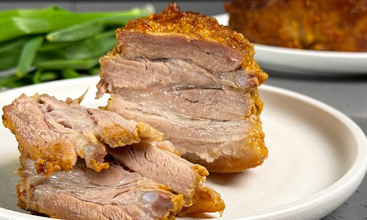 Показываем тонкости маринада и как сделать сочно. Запекаем куском недорогую свиную грудинку