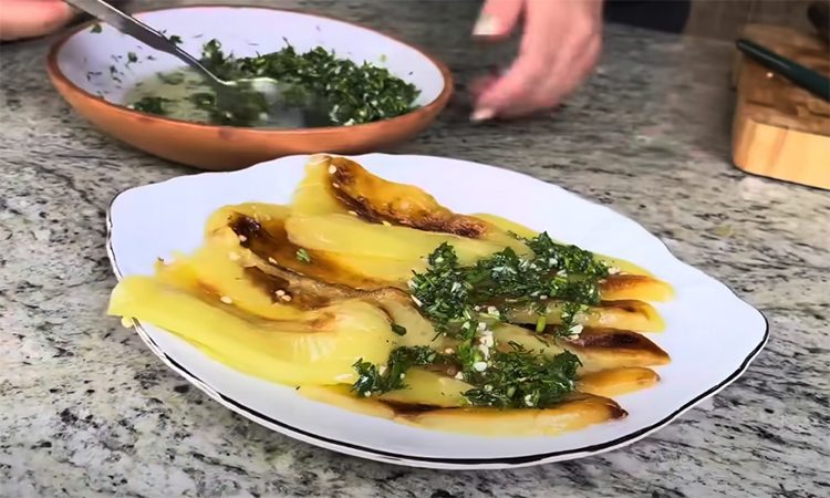 Жареные с чесноком подойдут к любому мясу. Армянская закуска из перцев
