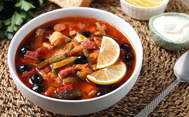 Легче зимнего варианта, но вкус более насыщенный. Солянка особая, летняя