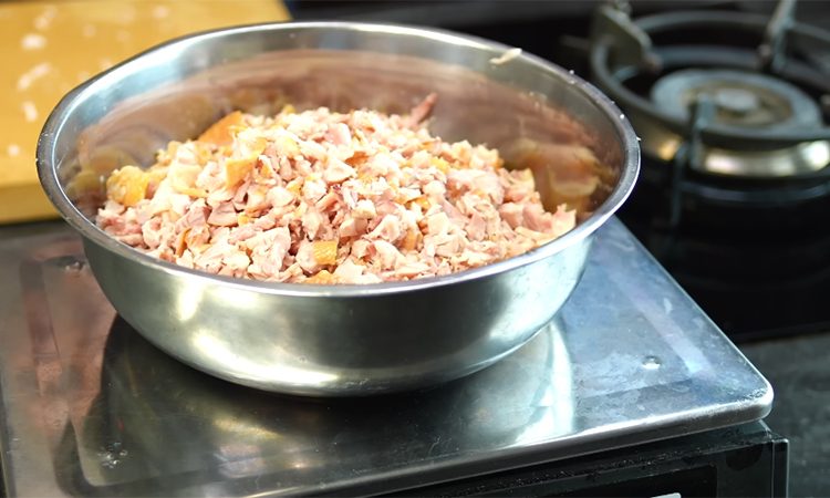 Легче зимнего варианта, но вкус более насыщенный. Солянка особая, летняя