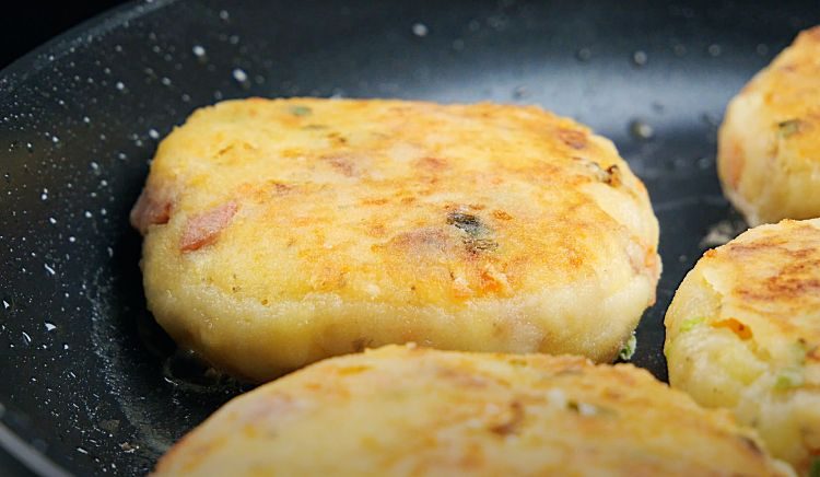 Всего 200 граммов мяса в начинку и ужины на несколько дней готовы. Делаем пюре основой котлет