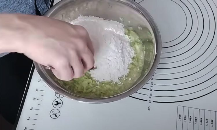 Кабачки летом лучше не жарить, а готовить рулетом. Простое блюдо вас покорит