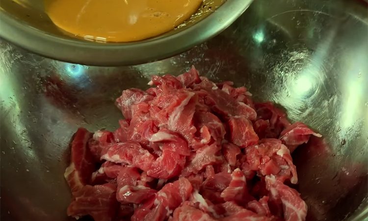 Добавить нужно всего лишь соду. Проверенный способ сделать жесткое мясо мягким