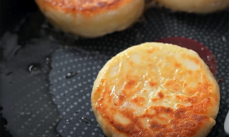 Показываем как сделать сырники нежными, не плотными и не сухими. Простой рецепт
