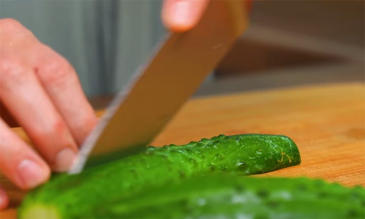 Легкий летний салат из капусты с огурцами и пряным горячим маслом просто и вкусно