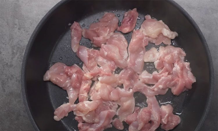 Блюдо на всю семью за 30 минут из недорогих продуктов. Курица по-строгановски