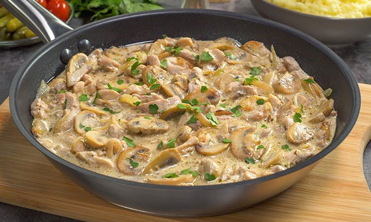 Блюдо на всю семью за 30 минут из недорогих продуктов. Курица по-строгановски