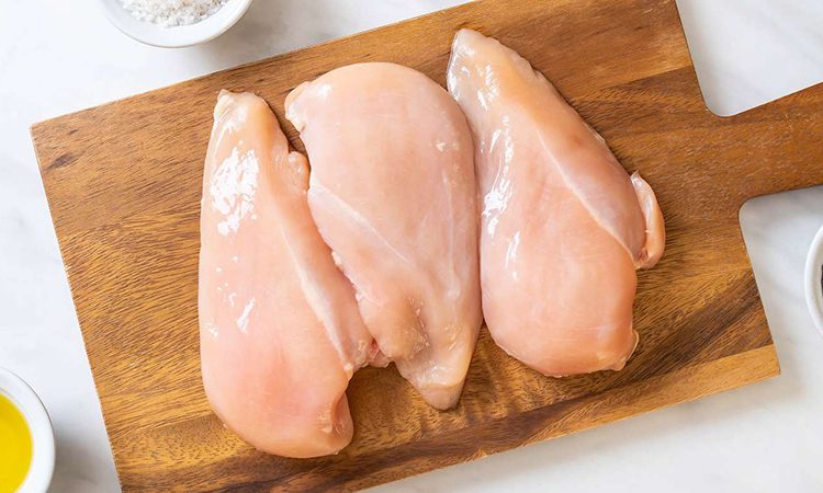 На что указывают белые полоски на грудке? Курица, которую стоит обходить стороной