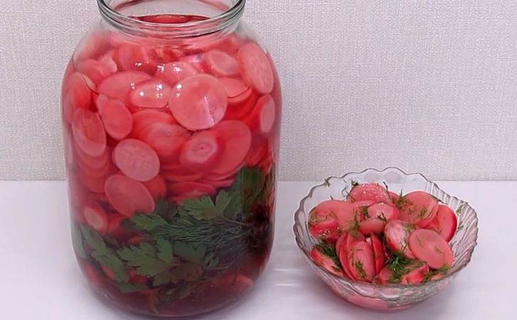 Настолько вкусно, что эту банку откроют первой. Замариновываем редиску на зиму