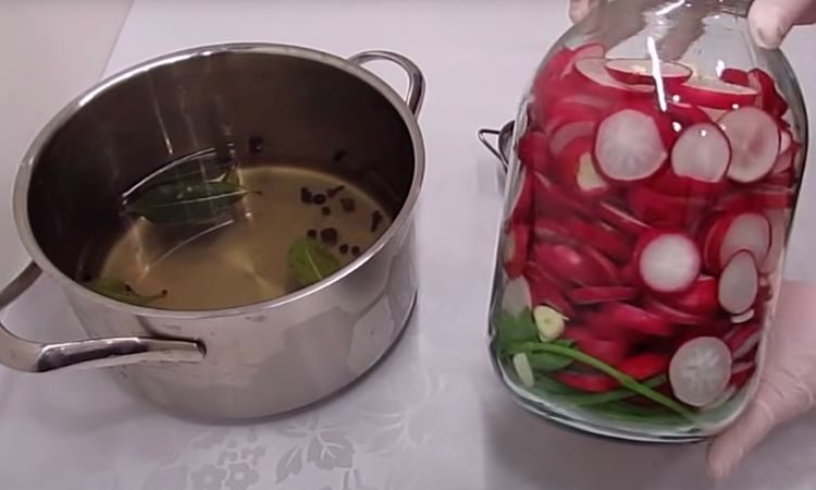 Настолько вкусно, что эту банку откроют первой. Замариновываем редиску на зиму