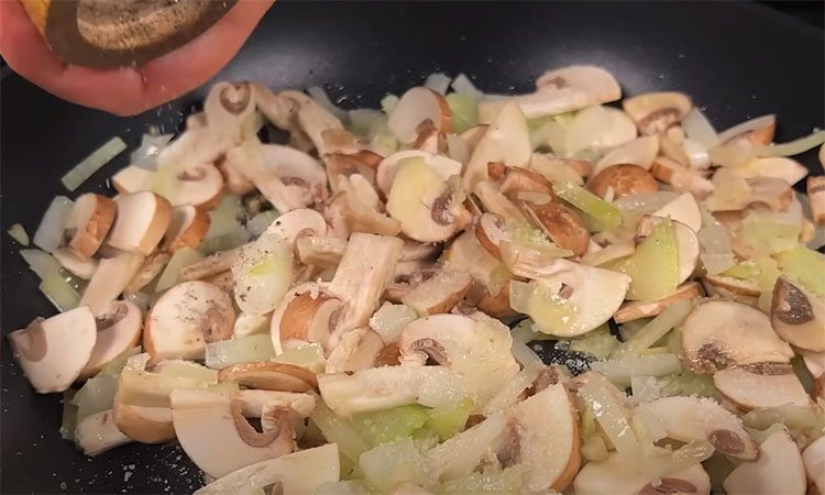 Потрясающий рулет из куриной грудки и бекона. Рецепт подойдет даже на праздник