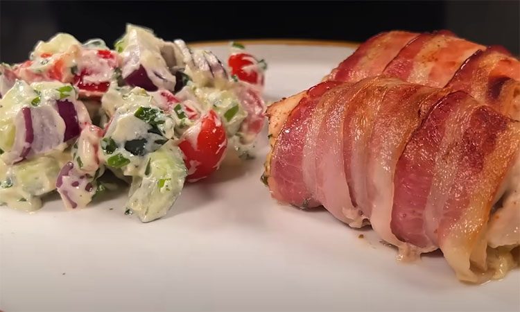 Потрясающий рулет из куриной грудки и бекона. Рецепт подойдет даже на праздник