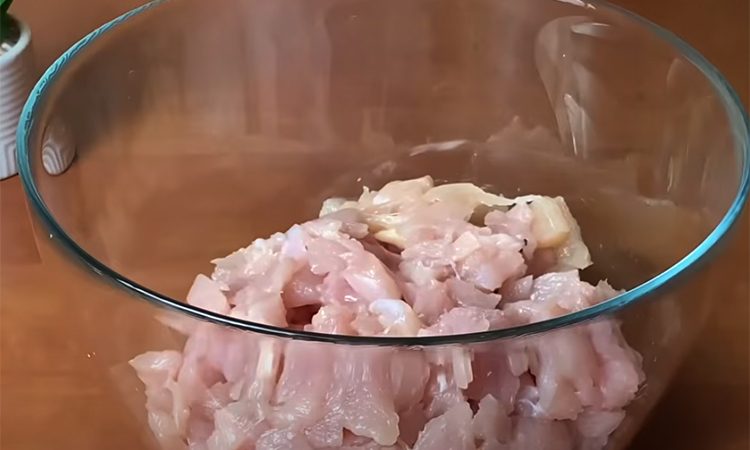 Тают во рту и делаются в два счета. Потрясающие котлеты из куриной грудки