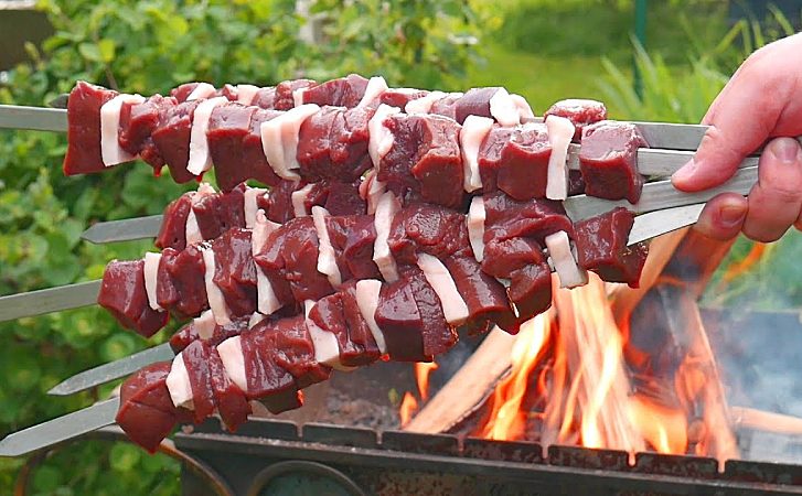 Показываем как сделать сочно и нежно. Шашлык из говяжей печени