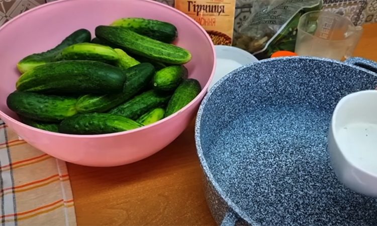 В отличие от обычных, хруст всегда бочковой. Закатываем огурцы по-фински