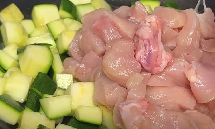 С курицей получается шикарно. Простейший ужин из кабачков за 20 минут