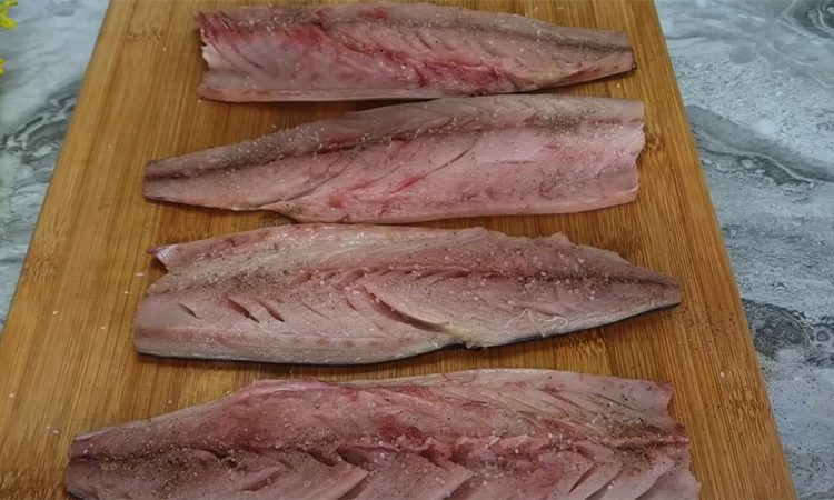 Маринуем рыбу прямо в духовке во время готовки. Скумбрия вкуснее лосося и семги