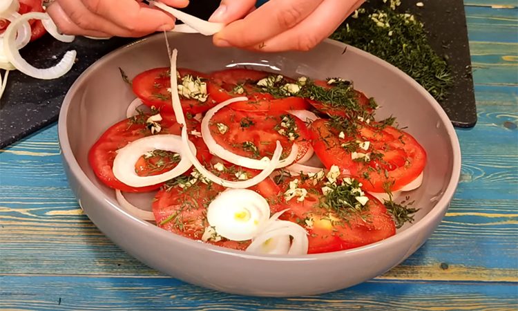 Все из-за вкусного маринада, который собирают до капли. Закуску к шашлыку разберут быстрее мяса