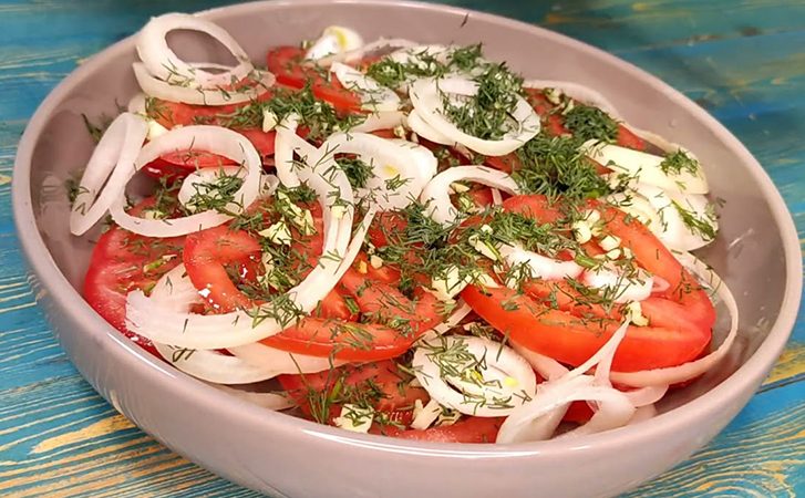 Все из-за вкусного маринада, который собирают до капли. Закуску к шашлыку разберут быстрее мяса