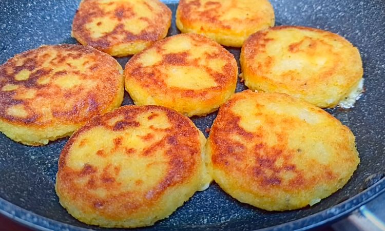 Добавили внутрь картофельных оладьев сыр. Стало вдвое вкуснее