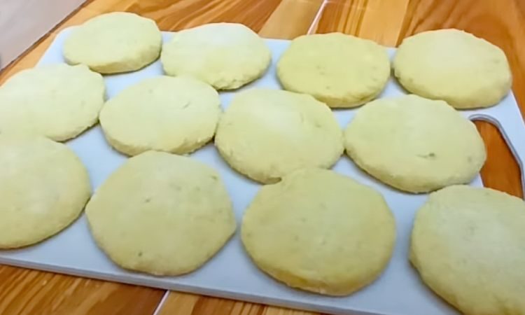 Добавили внутрь картофельных оладьев сыр. Стало вдвое вкуснее