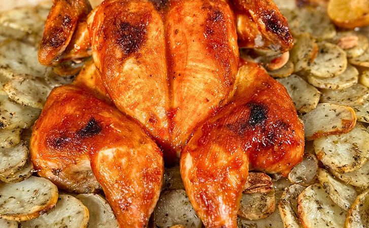 Мясо нежное, а гранатовая глазурь дает потрясающую корочку. Курица в духовке