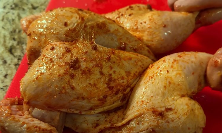 Мясо нежное, а гранатовая глазурь дает потрясающую корочку. Курица в духовке