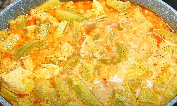 Рецепт с изумительным соусом. Тушим кабачки с курицей