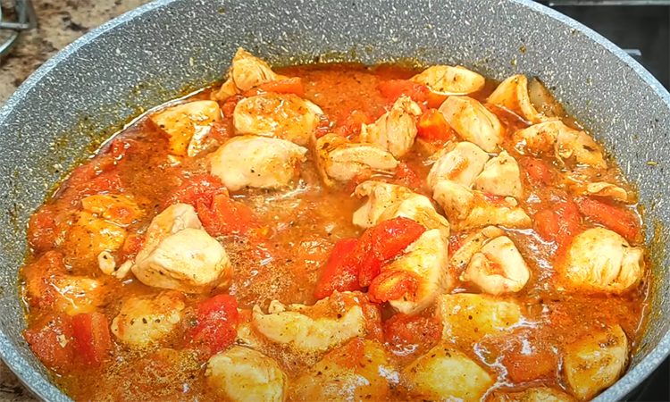 Рецепт с изумительным соусом. Тушим кабачки с курицей