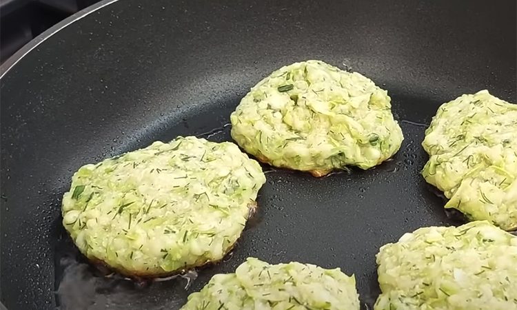 Текстура сразу станет нежнее, а вкус ярче. Добавляем в сырники кабачки