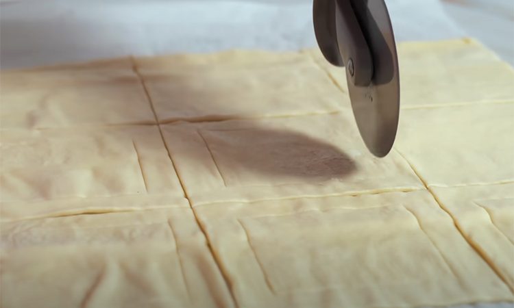 Простые, но вкусные слойки, где начинки больше чем теста. Десерт за 5 минут как из кондитерской