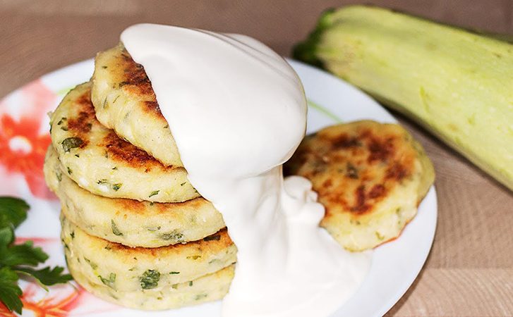 Текстура сразу станет нежнее, а вкус ярче. Добавляем в сырники кабачки