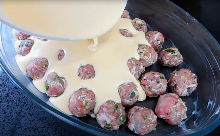 Просто заливаем жидким тестом и ждем. Ленивый мясной пирог с фрикадельками
