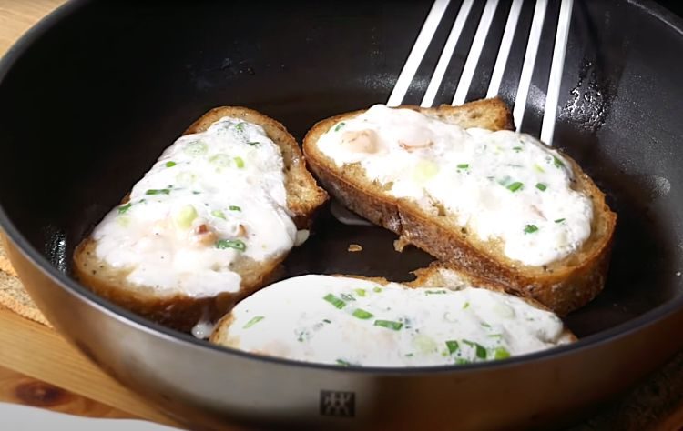 Гораздо вкуснее, чем просто жареные яйца. Яичница в хлебе
