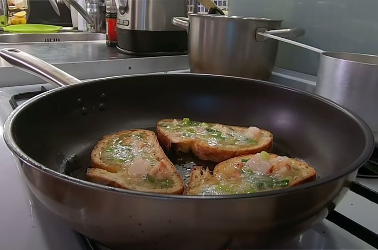 Гораздо вкуснее, чем просто жареные яйца. Яичница в хлебе