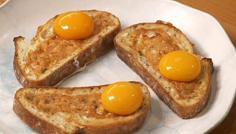 Гораздо вкуснее, чем просто жареные яйца. Яичница в хлебе