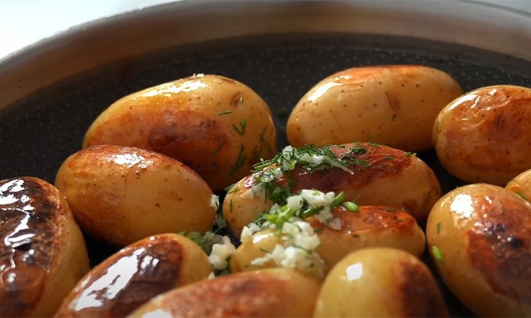 Ароматная, с чесноком, маслом и укропом. Делаем молодую картошку еще вкуснее